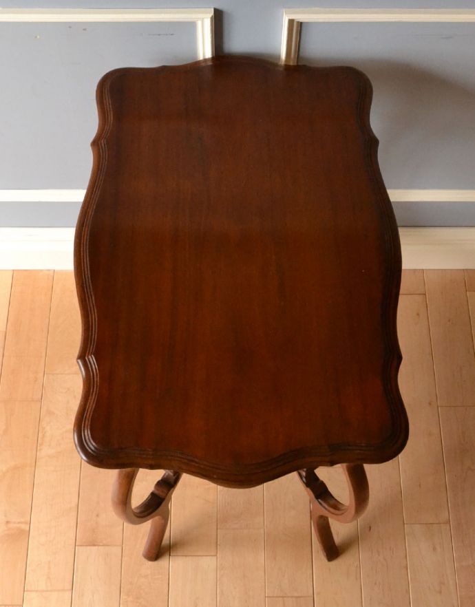 ロイドテーブル　アンティーク家具　アンティークの高級感のある英国家具、可憐なデザインのオケージョナルテーブル。流れるような木目が美しいです。(k-1400-f)