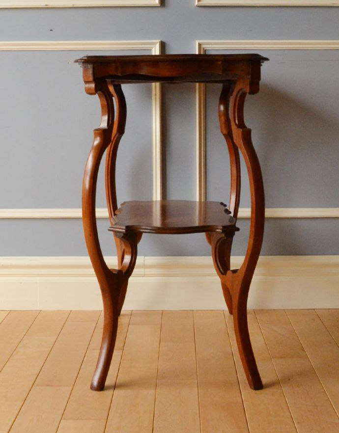 ロイドテーブル　アンティーク家具　アンティークの高級感のある英国家具、可憐なデザインのオケージョナルテーブル。とても美しいラインです。(k-1400-f)