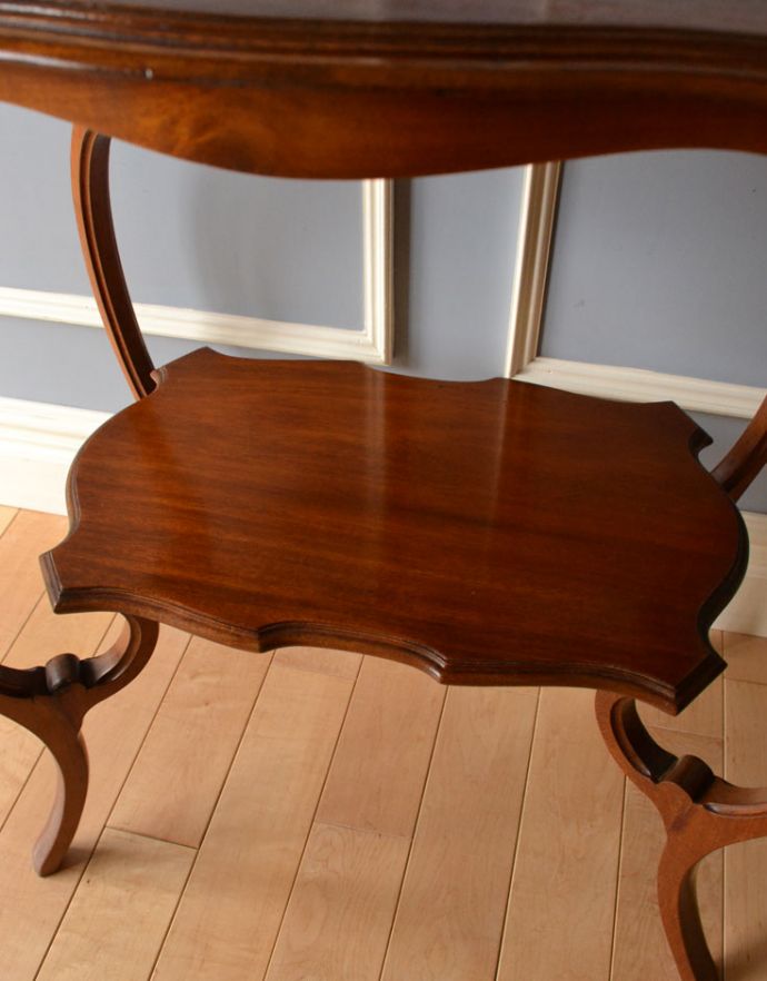 ロイドテーブル　アンティーク家具　アンティークの高級感のある英国家具、可憐なデザインのオケージョナルテーブル。下にはちょっとした物置があります。(k-1400-f)