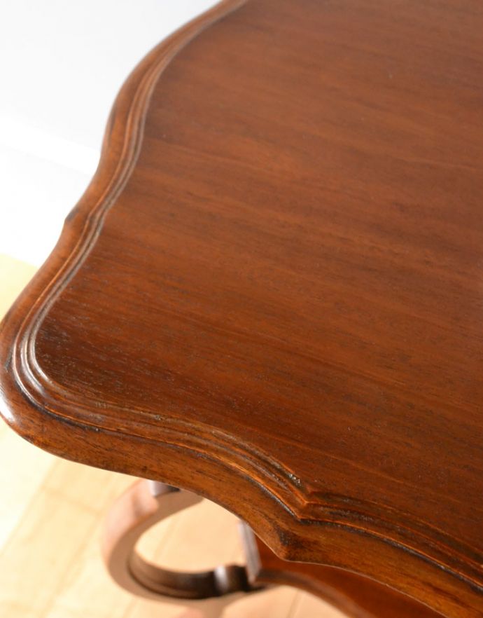 ロイドテーブル　アンティーク家具　アンティークの高級感のある英国家具、可憐なデザインのオケージョナルテーブル。ゆらゆらカットされた縁もキレイです。(k-1400-f)