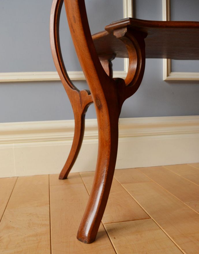 ロイドテーブル　アンティーク家具　アンティークの高級感のある英国家具、可憐なデザインのオケージョナルテーブル。細い脚先が繊細でステキ。(k-1400-f)