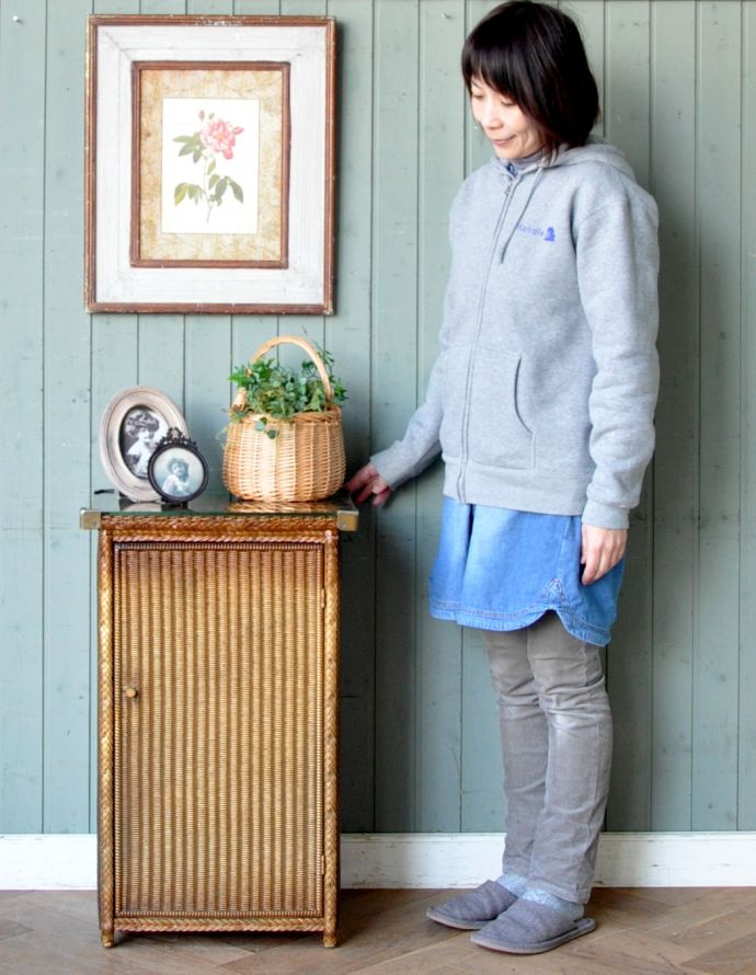 ロイドルーム アンティーク家具 英国のアンティーク家具、ロイドルームのガラス天板付きカップボード(ゴールド)。場所もとらないので、お部屋の空いたスペースに置いてみて下さい。(k-1401-f)