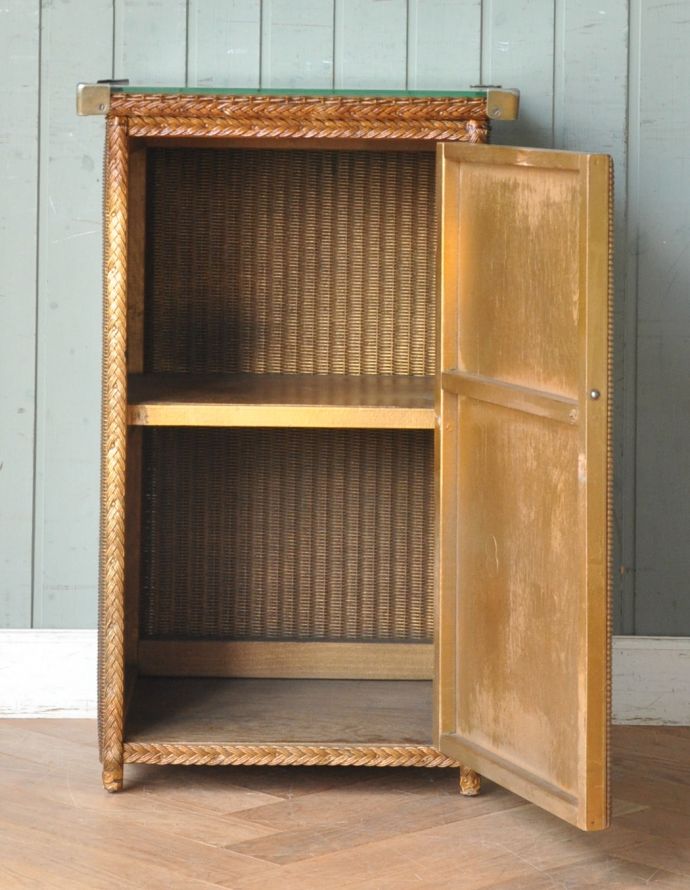 ロイドルーム アンティーク家具 英国のアンティーク家具、ロイドルームのガラス天板付きカップボード(ゴールド)。オープン棚には、読みかけの本やティッシュボックスを。(k-1401-f)