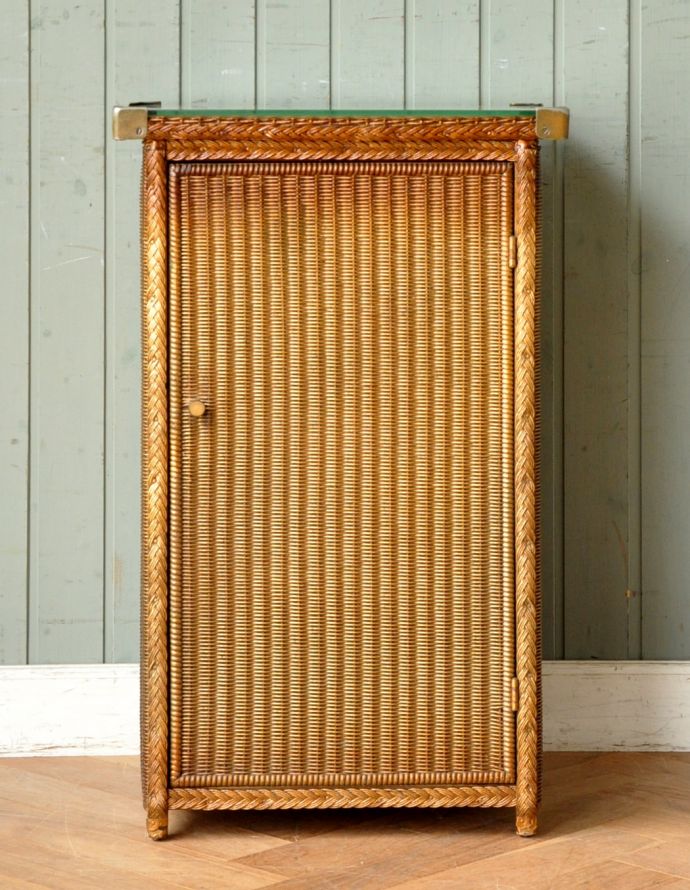 ロイドルーム アンティーク家具 英国のアンティーク家具、ロイドルームのガラス天板付きカップボード(ゴールド)。扉の収納には見せたくないものを。(k-1401-f)