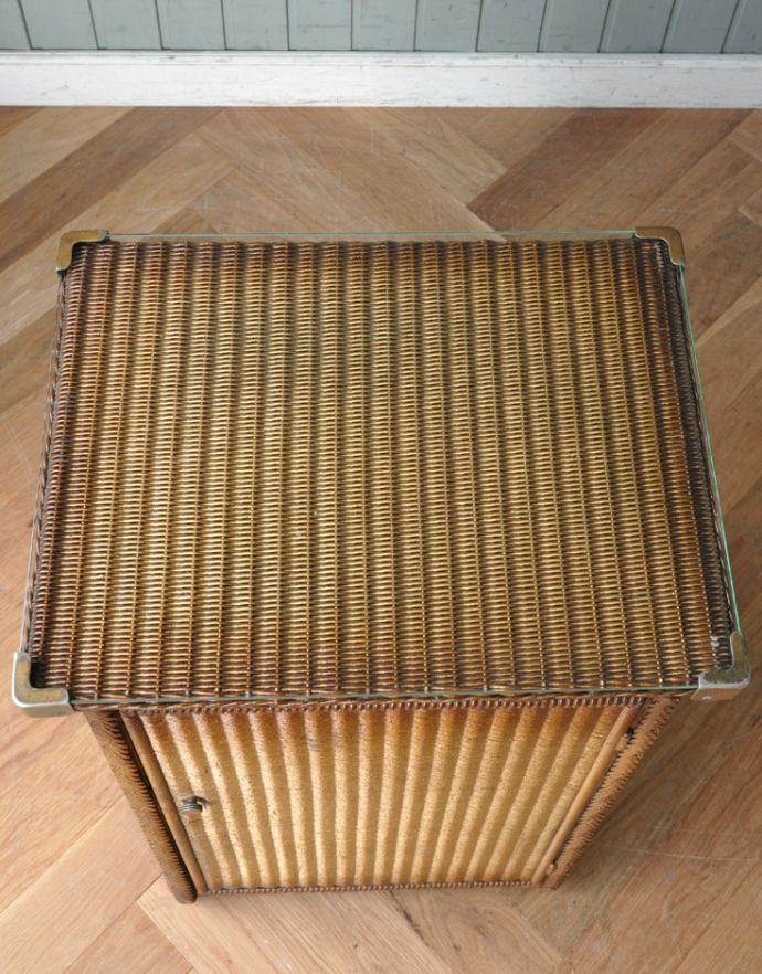 ロイドルーム アンティーク家具 英国のアンティーク家具、ロイドルームのガラス天板付きカップボード(ゴールド)。天板のガラスもキレイな状態です。(k-1401-f)