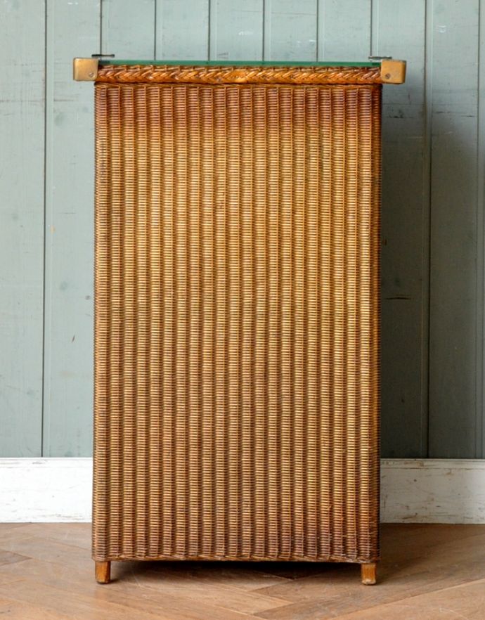 ロイドルーム アンティーク家具 英国のアンティーク家具、ロイドルームのガラス天板付きカップボード(ゴールド)。アンティークは新品ではないので、経年変化によるキズはありますが、専門の職人によって目立たないようにキレイにお直しをしています。(k-1401-f)