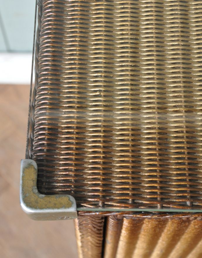 ロイドルーム アンティーク家具 英国のアンティーク家具、ロイドルームのガラス天板付きカップボード(ゴールド)。天板のガラス板は、しっかりと金具で固定されているので、安定感があります。(k-1401-f)