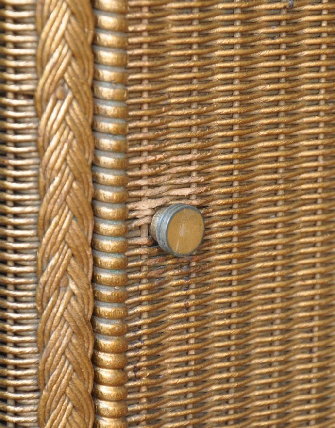 ロイドルーム アンティーク家具 英国のアンティーク家具、ロイドルームのガラス天板付きカップボード(ゴールド)。扉には、真ん丸で可愛い取っ手がついています。(k-1401-f)