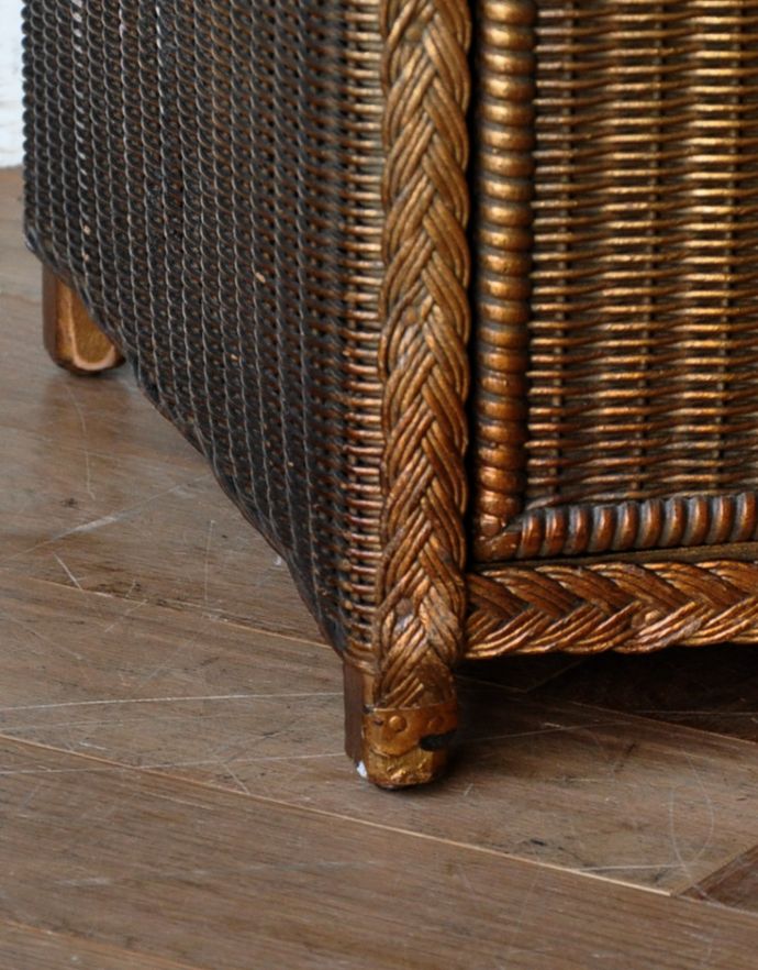 ロイドルーム アンティーク家具 英国のアンティーク家具、ロイドルームのガラス天板付きカップボード(ゴールド)。可愛らしい小さな脚がしっかりとキャビネットを支えてくれます。(k-1401-f)