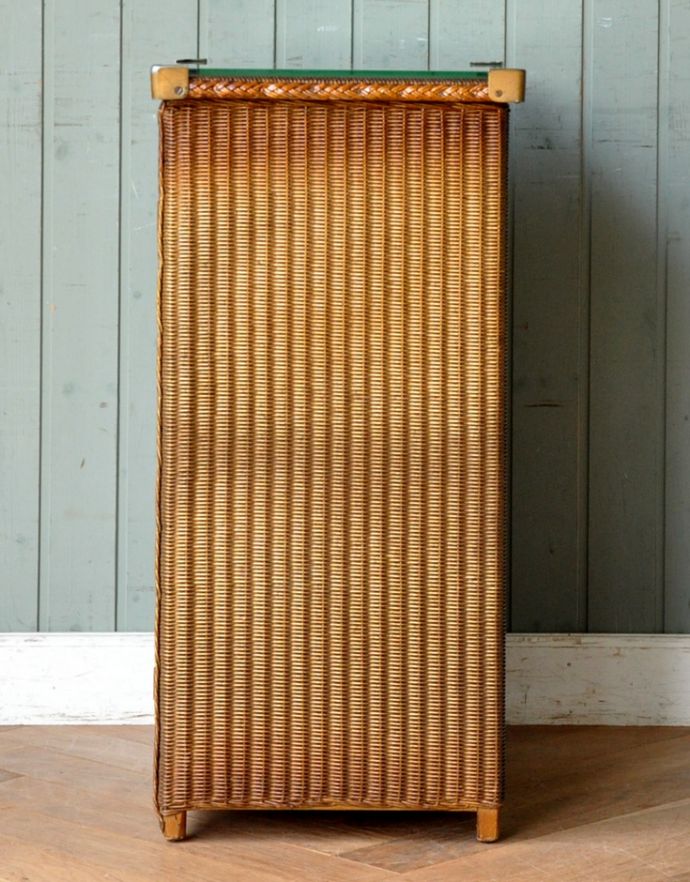 ロイドルーム アンティーク家具 英国のアンティーク家具、ロイドルームのガラス天板付きカップボード(ゴールド)。サイドはこんな感じです。(k-1401-f)