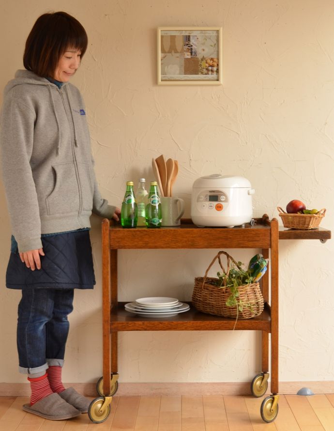 オープンシェルフ・オープンラック アンティーク家具 便利なサイドテーブル付き、イギリスのアンティークトロリー(ワゴン)。コロコロ転がせば移動も楽チン!可愛いので毎日使いたくなります。(k-1402-f)