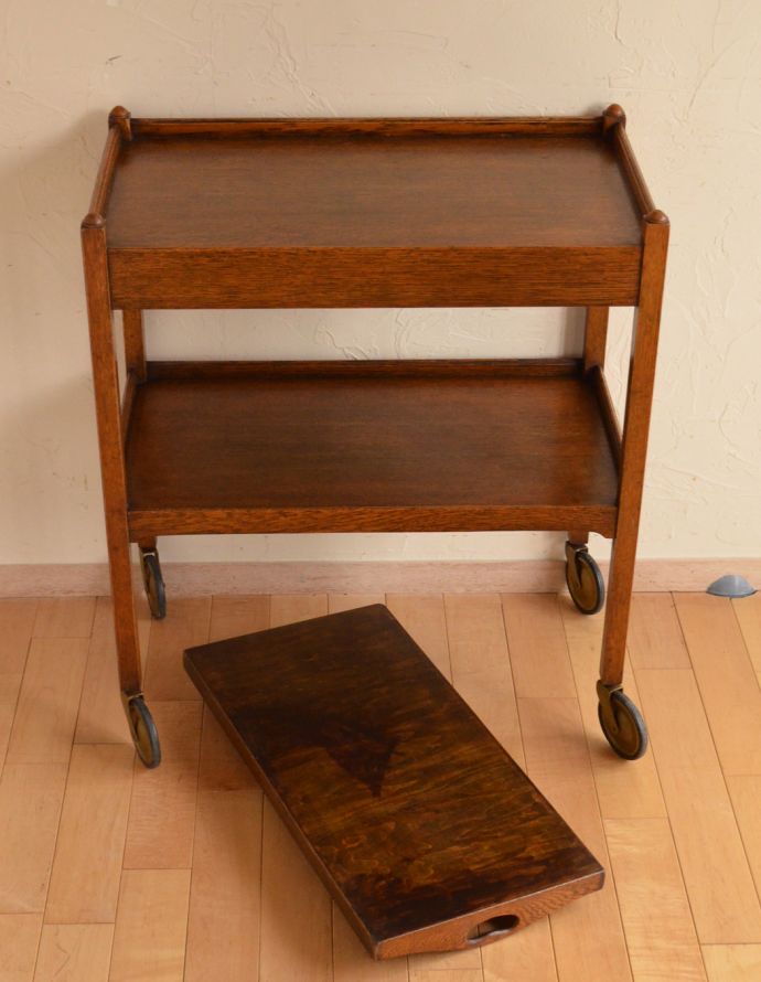 オープンシェルフ・オープンラック アンティーク家具 便利なサイドテーブル付き、イギリスのアンティークトロリー(ワゴン)。ひっくり返っているのですが(笑)ひっくり返せば、取って付きのお盆が出てきます。(k-1402-f)