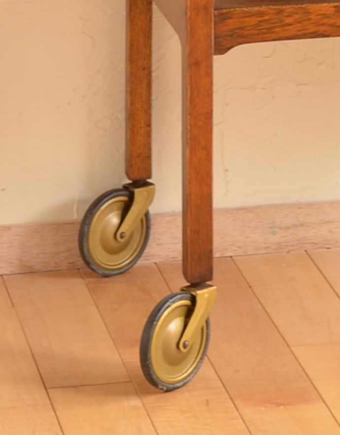 オープンシェルフ・オープンラック アンティーク家具 便利なサイドテーブル付き、イギリスのアンティークトロリー(ワゴン)。きちんと調整したので、新しいものと比べるとスムーズではありませんが、ちゃんと動きます。(k-1402-f)