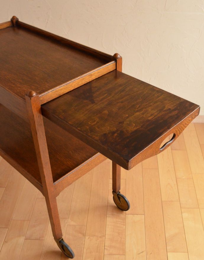 オープンシェルフ・オープンラック アンティーク家具 便利なサイドテーブル付き、イギリスのアンティークトロリー(ワゴン)。天板の下の取っ手を引っ張り出すと、お盆が出てくる仕掛けになっています。(k-1402-f)