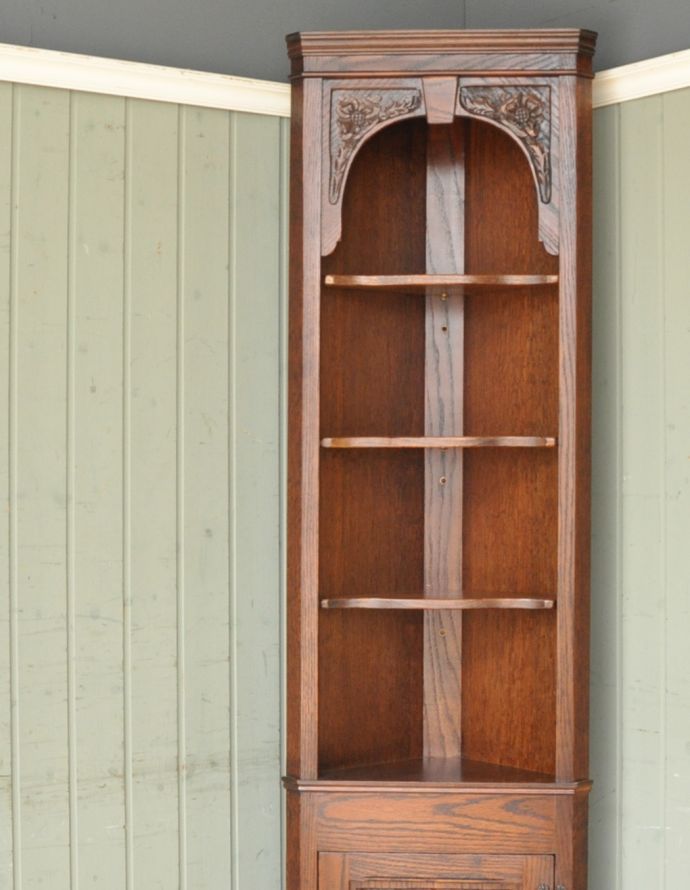 アンティークのキャビネット　アンティーク家具　お花の彫りが美しい英国アンティーク家具、オーク材のコーナーシェルフ。装飾が上品なアクセントになっています。(k-1403-f)