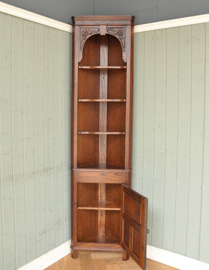 アンティークのキャビネット　アンティーク家具　お花の彫りが美しい英国アンティーク家具、オーク材のコーナーシェルフ。飾り棚も三角形。(k-1403-f)