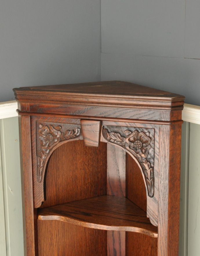 アンティークのキャビネット　アンティーク家具　お花の彫りが美しい英国アンティーク家具、オーク材のコーナーシェルフ。天板もピカピカにお直ししました。(k-1403-f)