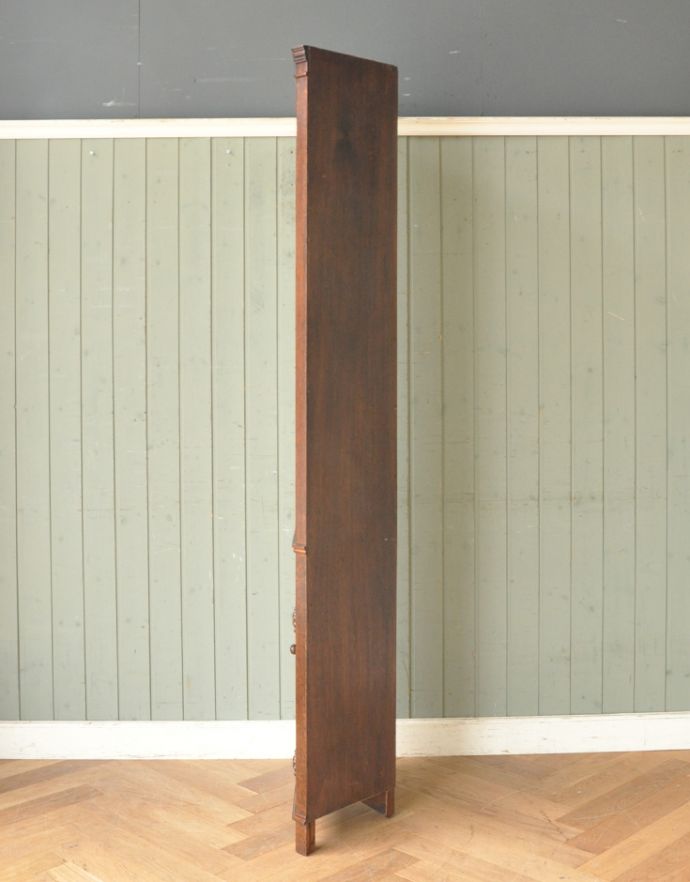 アンティークのキャビネット　アンティーク家具　お花の彫りが美しい英国アンティーク家具、オーク材のコーナーシェルフ。丈夫に作られているので、長くお使いいただけます。(k-1403-f)