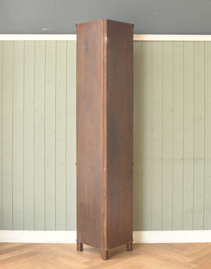 アンティークのキャビネット　アンティーク家具　お花の彫りが美しい英国アンティーク家具、オーク材のコーナーシェルフ。裏側もきちんとメンテナンスしているので、キレイな状態です。(k-1403-f)