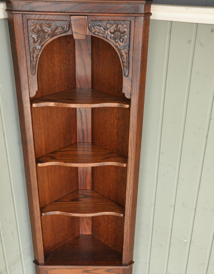 アンティークのキャビネット　アンティーク家具　お花の彫りが美しい英国アンティーク家具、オーク材のコーナーシェルフ。内側も茶色なので落ち着きがあってかっこいいです。(k-1403-f)