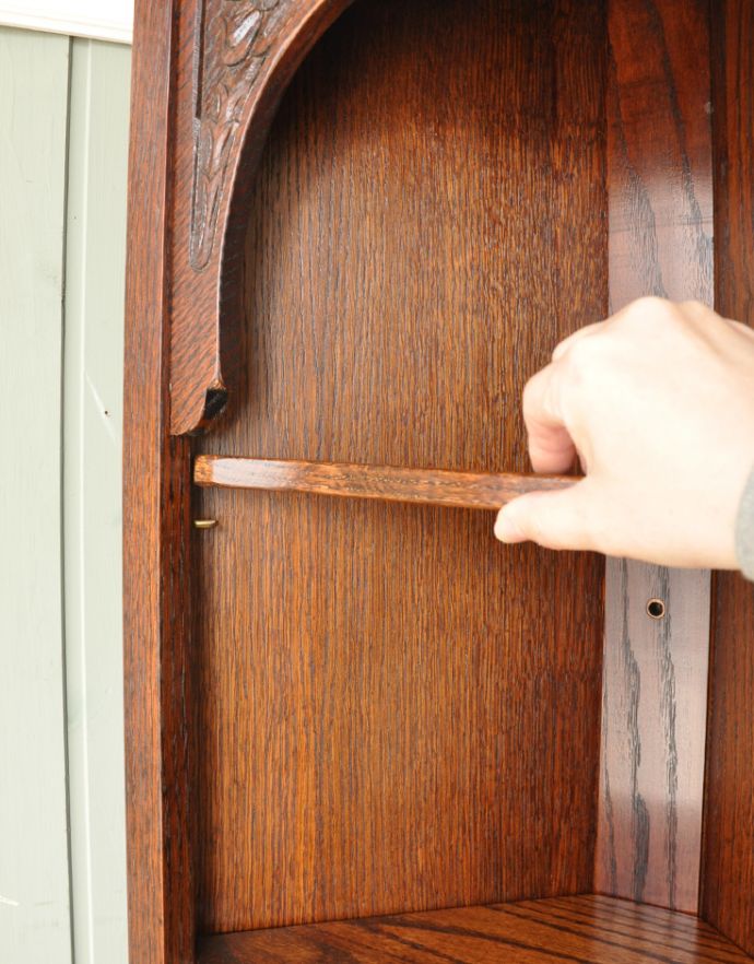 アンティークのキャビネット　アンティーク家具　お花の彫りが美しい英国アンティーク家具、オーク材のコーナーシェルフ。棚板は可動します。(k-1403-f)