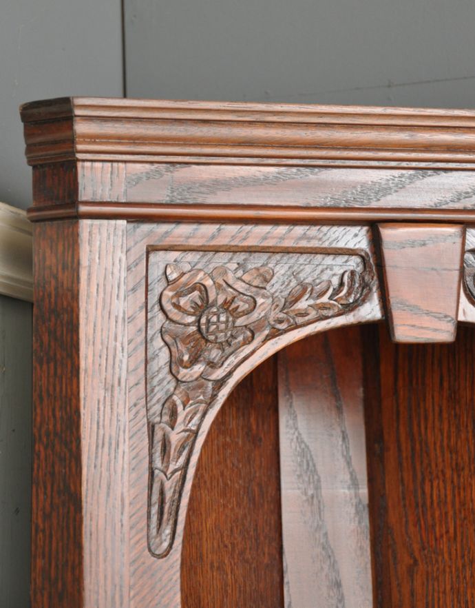 アンティークのキャビネット　アンティーク家具　お花の彫りが美しい英国アンティーク家具、オーク材のコーナーシェルフ。細やかで繊細な装飾。(k-1403-f)