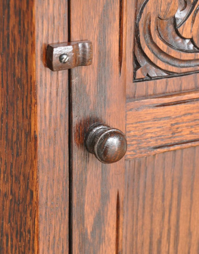 アンティークのキャビネット　アンティーク家具　お花の彫りが美しい英国アンティーク家具、オーク材のコーナーシェルフ。味のある木の取っ手。(k-1403-f)