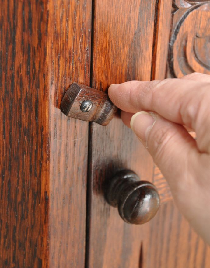 アンティークのキャビネット　アンティーク家具　お花の彫りが美しい英国アンティーク家具、オーク材のコーナーシェルフ。扉を留めるストッパーが付いています。(k-1403-f)