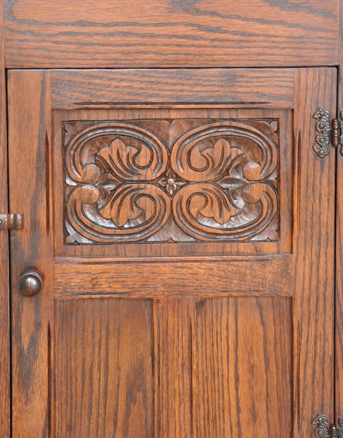 アンティークのキャビネット　アンティーク家具　お花の彫りが美しい英国アンティーク家具、オーク材のコーナーシェルフ。アンティークらしい職人の技を感じる装飾です。(k-1403-f)