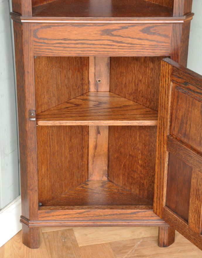 アンティークのキャビネット　アンティーク家具　お花の彫りが美しい英国アンティーク家具、オーク材のコーナーシェルフ。高さは5.5cm刻みで各2ヶ所に刻みがあります。(k-1403-f)