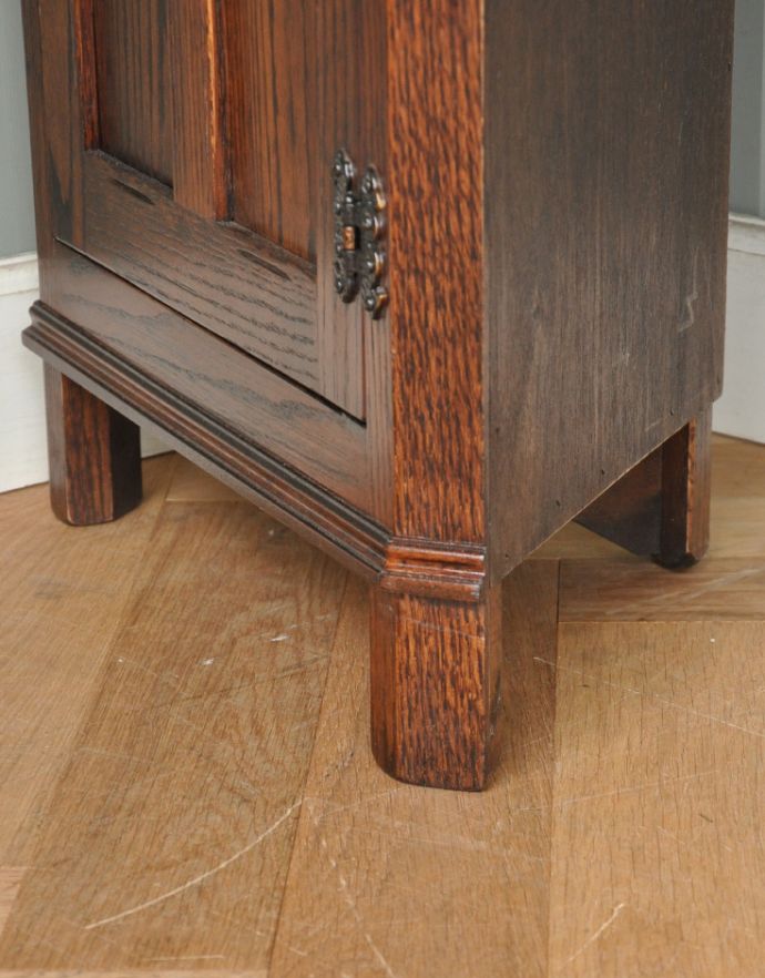 アンティークのキャビネット　アンティーク家具　お花の彫りが美しい英国アンティーク家具、オーク材のコーナーシェルフ。しっかりキャビネットを支えます。(k-1403-f)