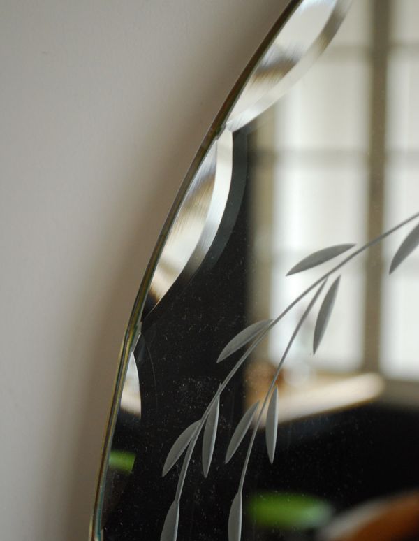 アンティーク雑貨　ミラーにお花のガーランド　お花模様が美しいアンティークカッティングミラー。現代のミラーの倍くらいの厚みがあるんです。(k-1403-z)