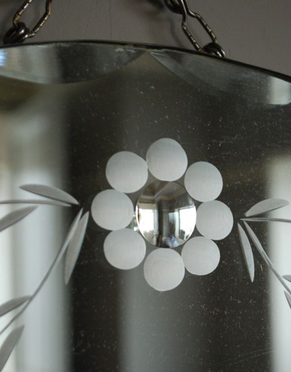 アンティーク雑貨　ミラーにお花のガーランド　お花模様が美しいアンティークカッティングミラー。光に当たるときらきら輝きます。(k-1403-z)