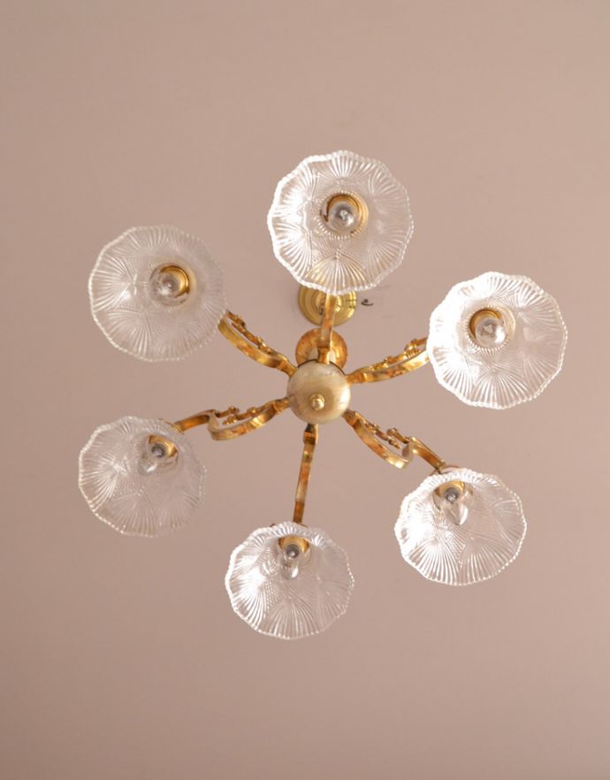 シャンデリア 照明・ライティング イギリスの真鍮製照明、ガラスシェード付きのアンティークシャンデリア(6灯)。テーブルの下から見上げた時も美しいデザインです。(k-1404-z)