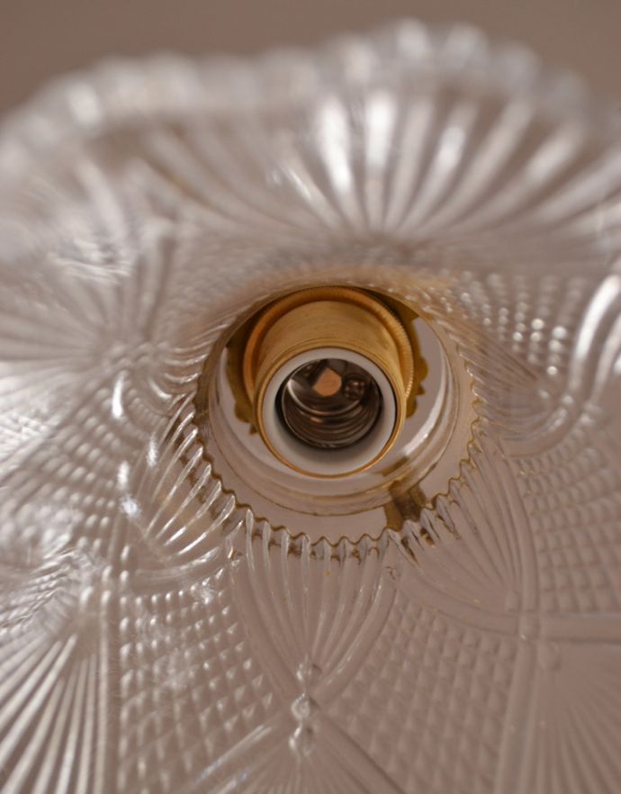 シャンデリア 照明・ライティング イギリスの真鍮製照明、ガラスシェード付きのアンティークシャンデリア(6灯)。オーバーホール済みなので安心してお使い頂けます。(k-1404-z)