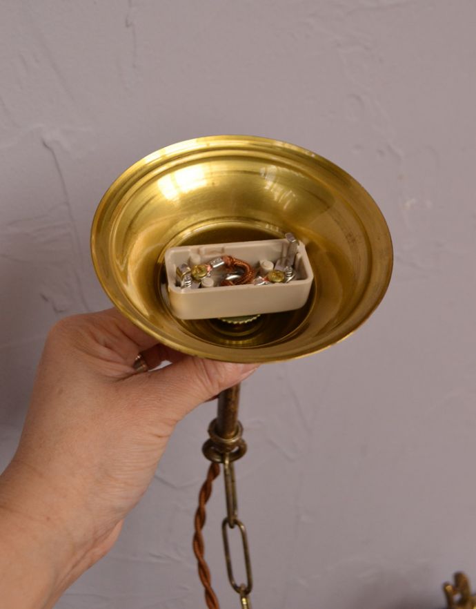 シャンデリア 照明・ライティング イギリスの真鍮製照明、ガラスシェード付きのアンティークシャンデリア(6灯)。引っ掛けシーリングのタイプに加工してお届けしますので、リビングやダイニングテーブルの上などお好きな場所に簡単に取り付けてみてください。(k-1404-z)