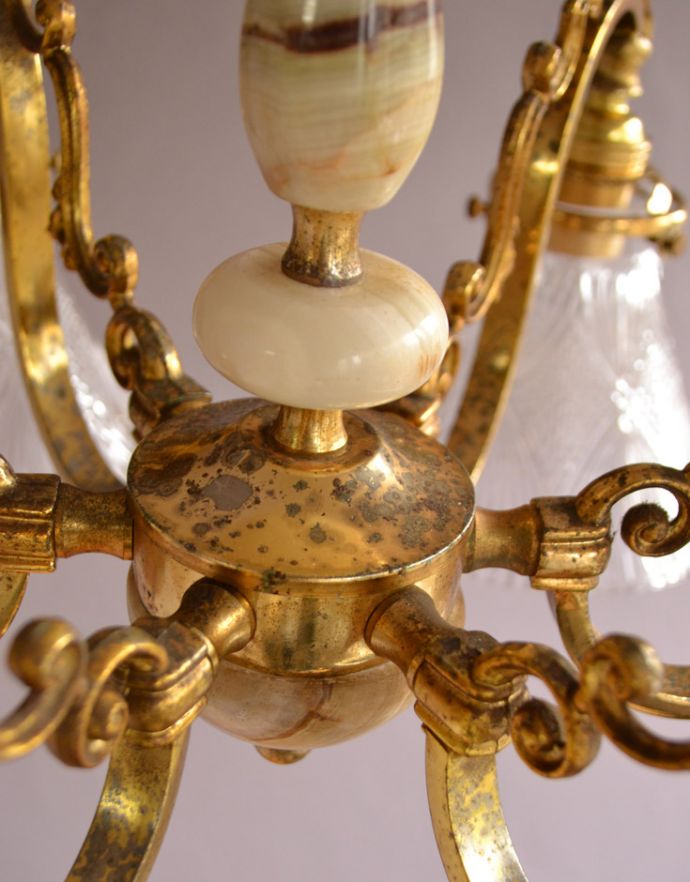 シャンデリア 照明・ライティング イギリスの真鍮製照明、ガラスシェード付きのアンティークシャンデリア(6灯)。アンティークのため、多少の汚れ・傷がある場合がありますが、使用上問題はありませんので、ご了承下さい。(k-1404-z)