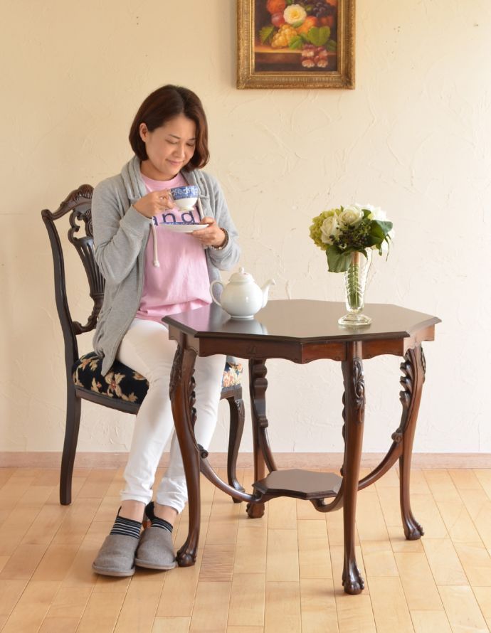 ロイドテーブル　アンティーク家具　マホガニー材のアンティーク英国家具、脚の先まで美しいオケージョナルテーブル。そっと壁に付けて置くだけで、オシャレな雰囲気に。(k-1407-f)