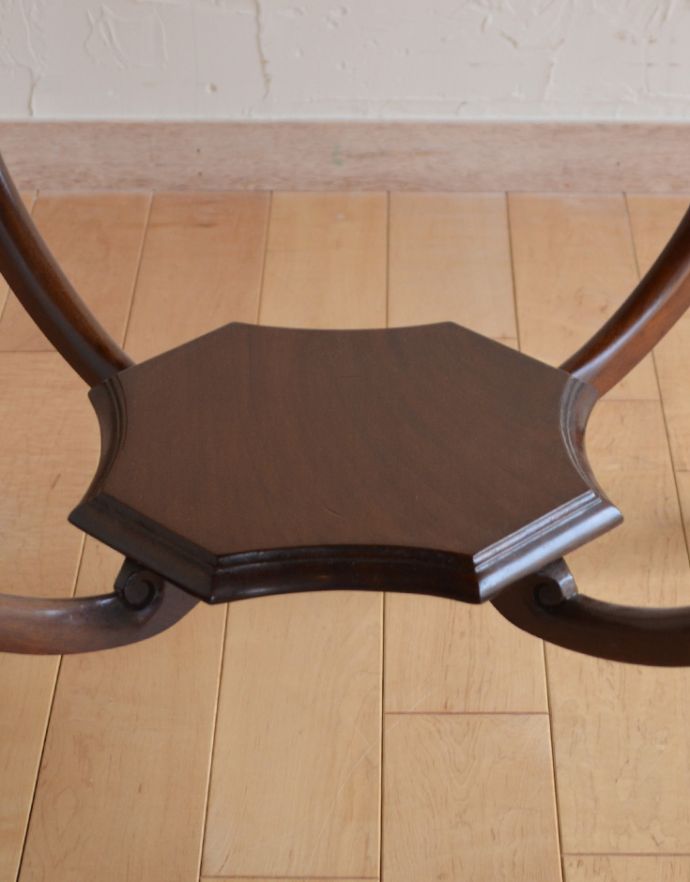 ロイドテーブル　アンティーク家具　マホガニー材のアンティーク英国家具、脚の先まで美しいオケージョナルテーブル。下にはちょっとした物置があります。(k-1407-f)