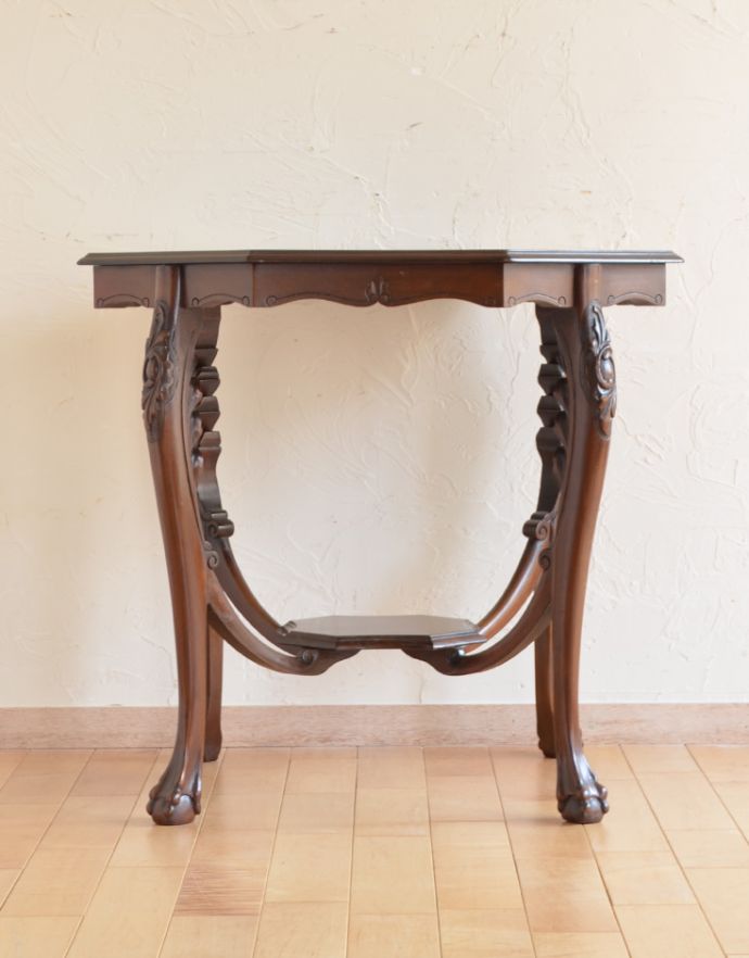 ロイドテーブル　アンティーク家具　マホガニー材のアンティーク英国家具、脚の先まで美しいオケージョナルテーブル。場所を取らないので使いやすいです。(k-1407-f)