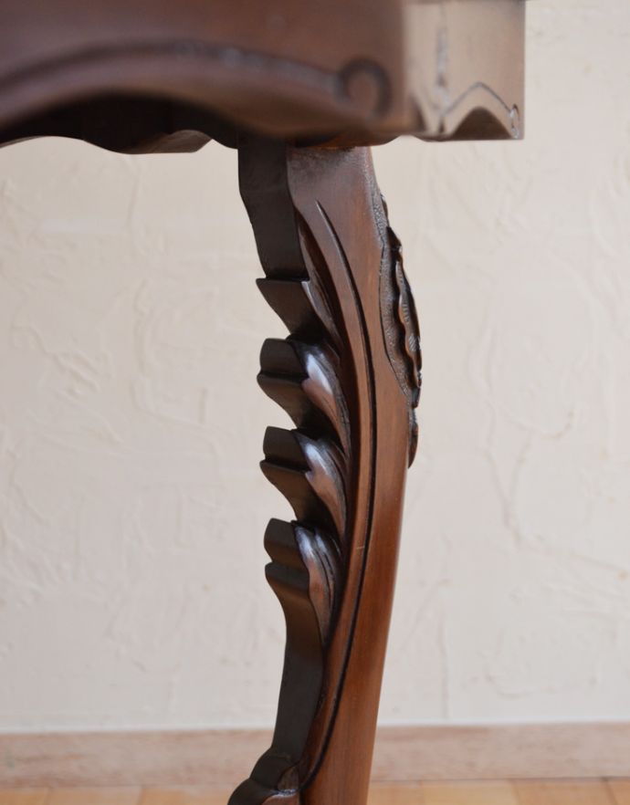 ロイドテーブル　アンティーク家具　マホガニー材のアンティーク英国家具、脚の先まで美しいオケージョナルテーブル。きちんと修復しているので、届いたその日からお使いいただけます。(k-1407-f)