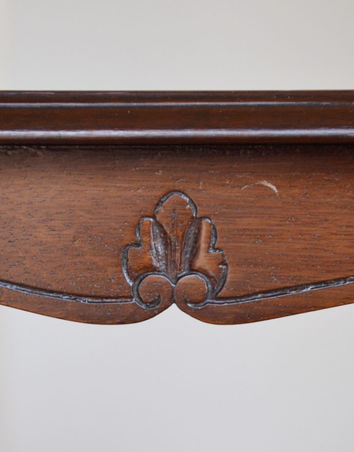 ロイドテーブル　アンティーク家具　マホガニー材のアンティーク英国家具、脚の先まで美しいオケージョナルテーブル。幕板にもポイントになる彫があります。(k-1407-f)