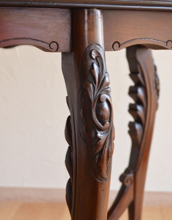 ロイドテーブル　アンティーク家具　マホガニー材のアンティーク英国家具、脚の先まで美しいオケージョナルテーブル。脚に美しい装飾が入っています。(k-1407-f)