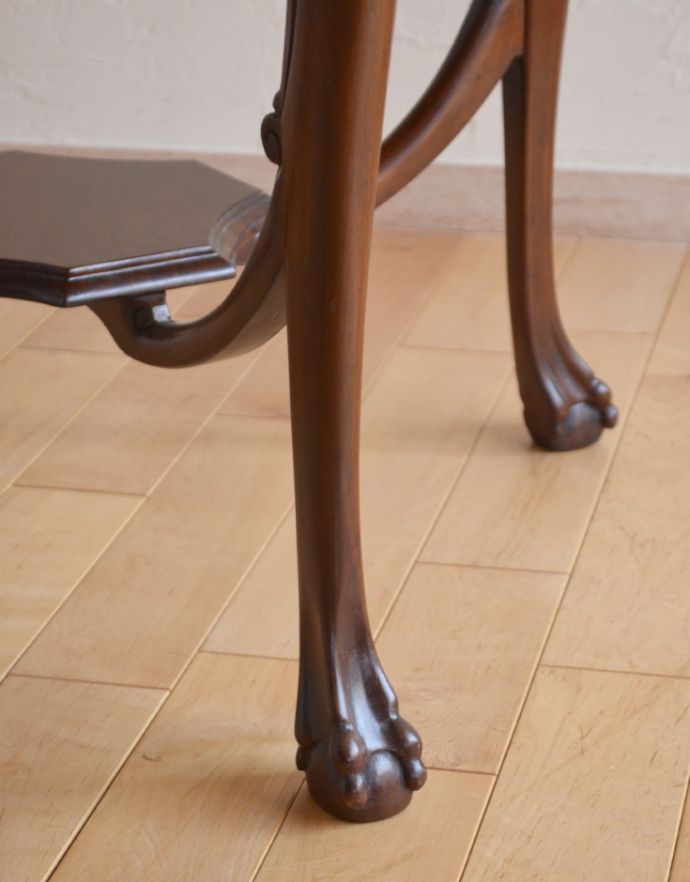 ロイドテーブル　アンティーク家具　マホガニー材のアンティーク英国家具、脚の先まで美しいオケージョナルテーブル。細い脚先が繊細でステキ。(k-1407-f)