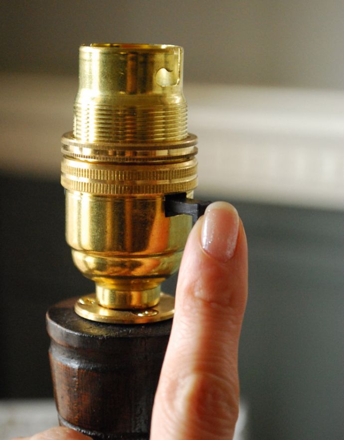 スタンドライト 照明・ライティング 英国インテリアのアンティーク照明、オーク材のテーブルランプ。スイッチです。(k-1407-z)