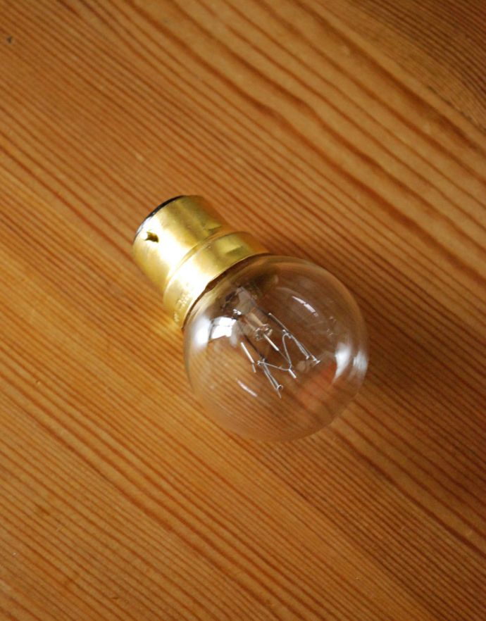 スタンドライト 照明・ライティング 英国インテリアのアンティーク照明、オーク材のテーブルランプ。電球は、よりアンティークらしさを楽しんで頂きたいので、イギリス球タイプで仕上げてあります。(k-1407-z)