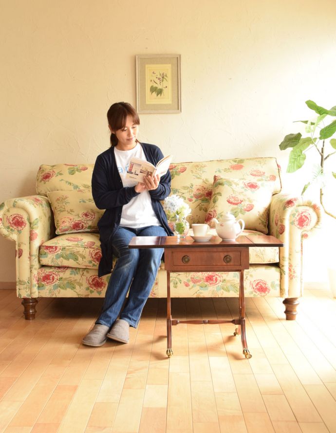 ロイドテーブル　アンティーク家具　リビングルームのアンティーク家具、バタフライテーブル（伸張式のコーヒーテーブル）。圧迫感のないでデザインなので、すっとお部屋になじんでくれますよ。(k-1408-f)