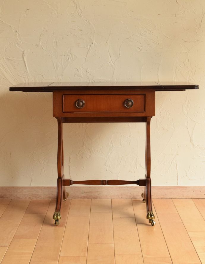 ロイドテーブル　アンティーク家具　リビングルームのアンティーク家具、バタフライテーブル（伸張式のコーヒーテーブル）。ちょっとした場所に広げられるので、お茶の時間にピッタリ！もちろん常に広げた状態でもお使いいただけます。(k-1408-f)