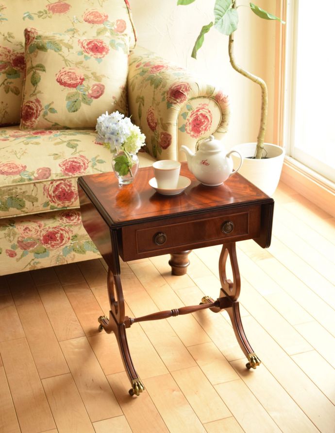 ロイドテーブル　アンティーク家具　リビングルームのアンティーク家具、バタフライテーブル（伸張式のコーヒーテーブル）。アンティークの風合いがたっぷり感じられるテーブルです。(k-1408-f)