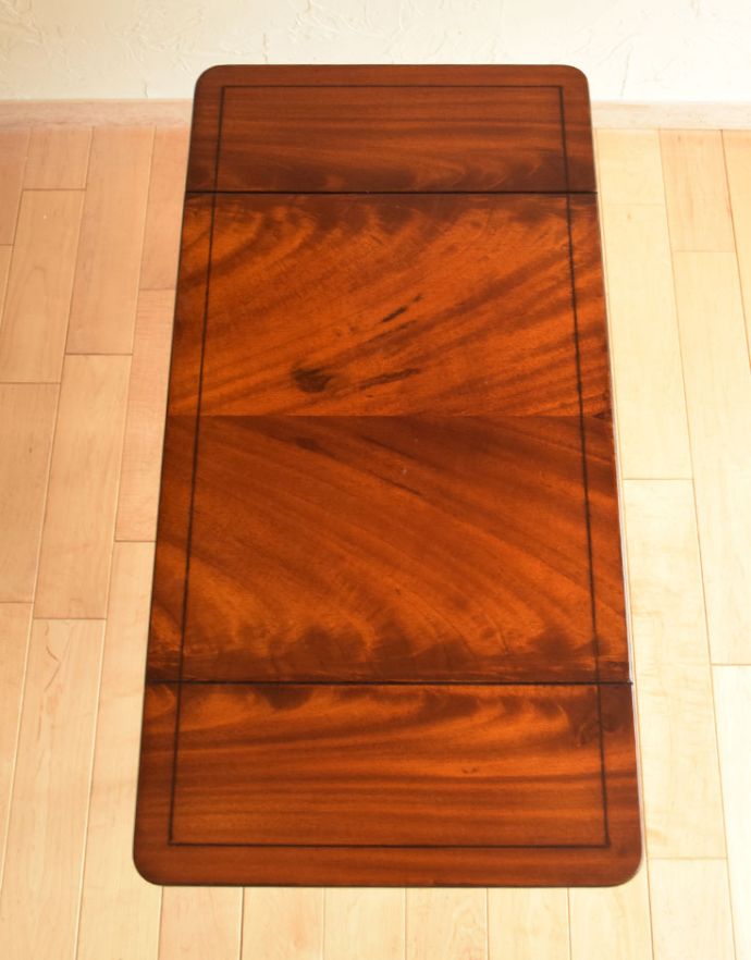 ロイドテーブル　アンティーク家具　リビングルームのアンティーク家具、バタフライテーブル（伸張式のコーヒーテーブル）。広げた状態。(k-1408-f)